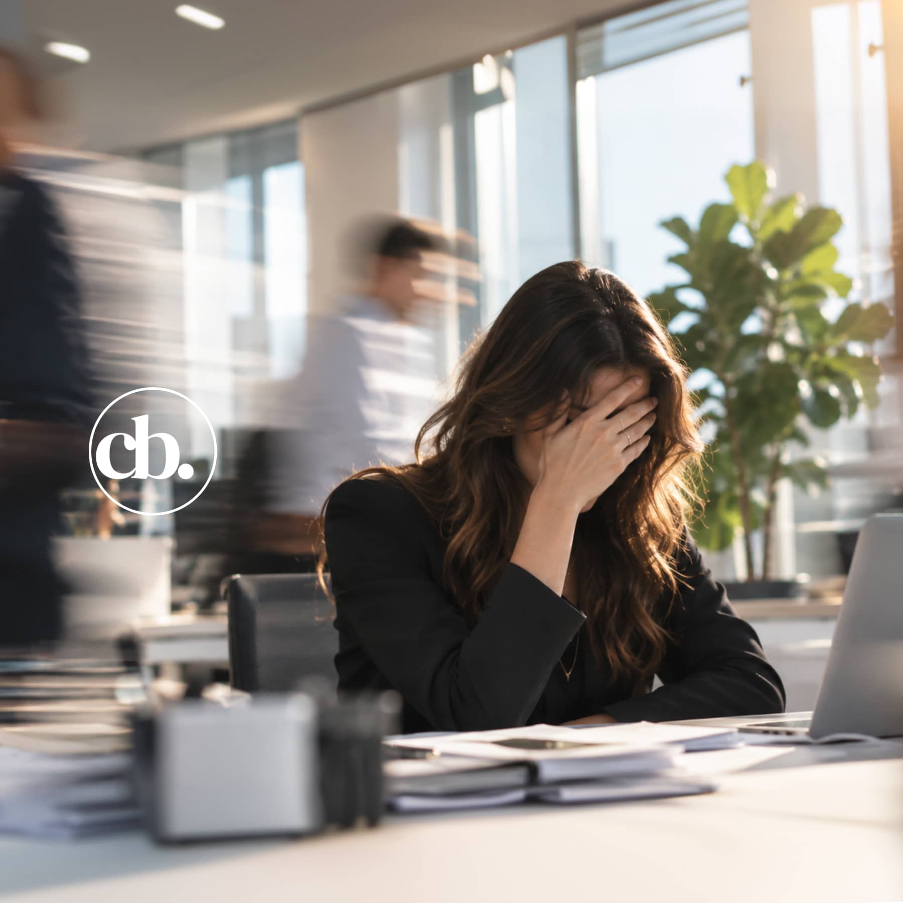 Une salariée sous pression dans un environnement de travail animé